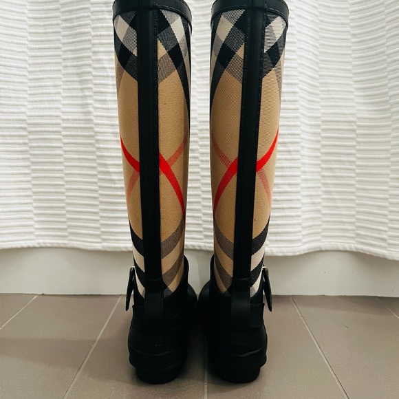 Women’s Burberry Rain Boots, barely worn, classic pattern. - Picture 4 of 4